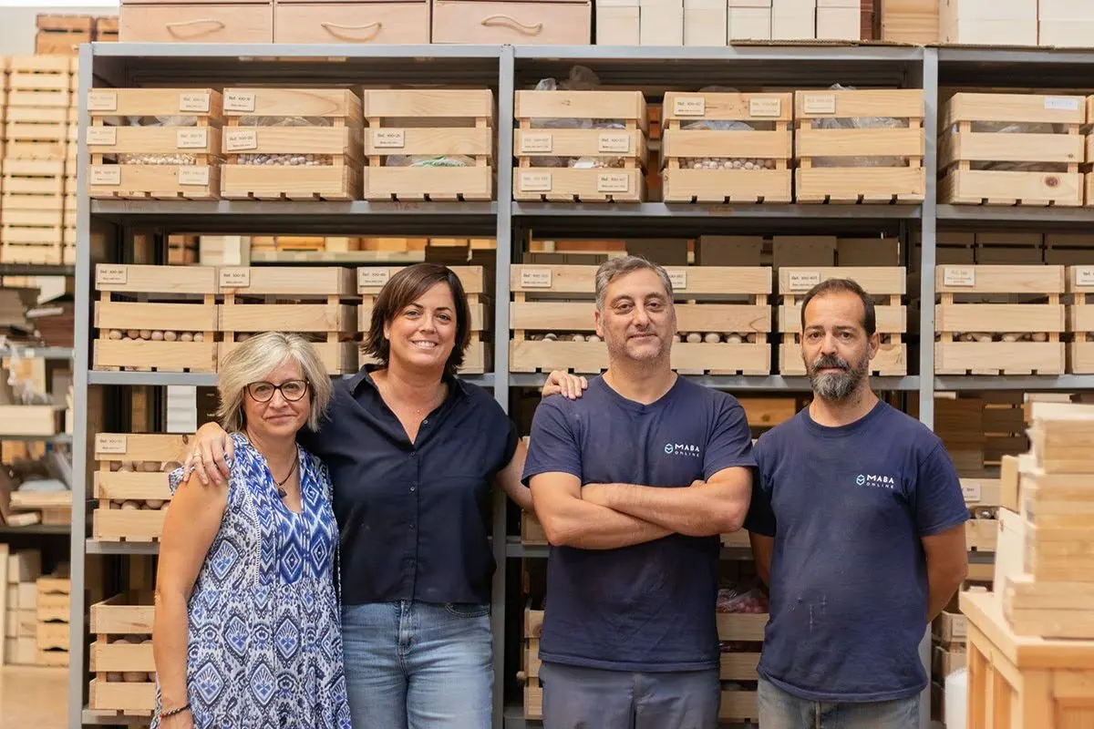 Equipo de Maba Online posando en la nave entre estanterías de cajas