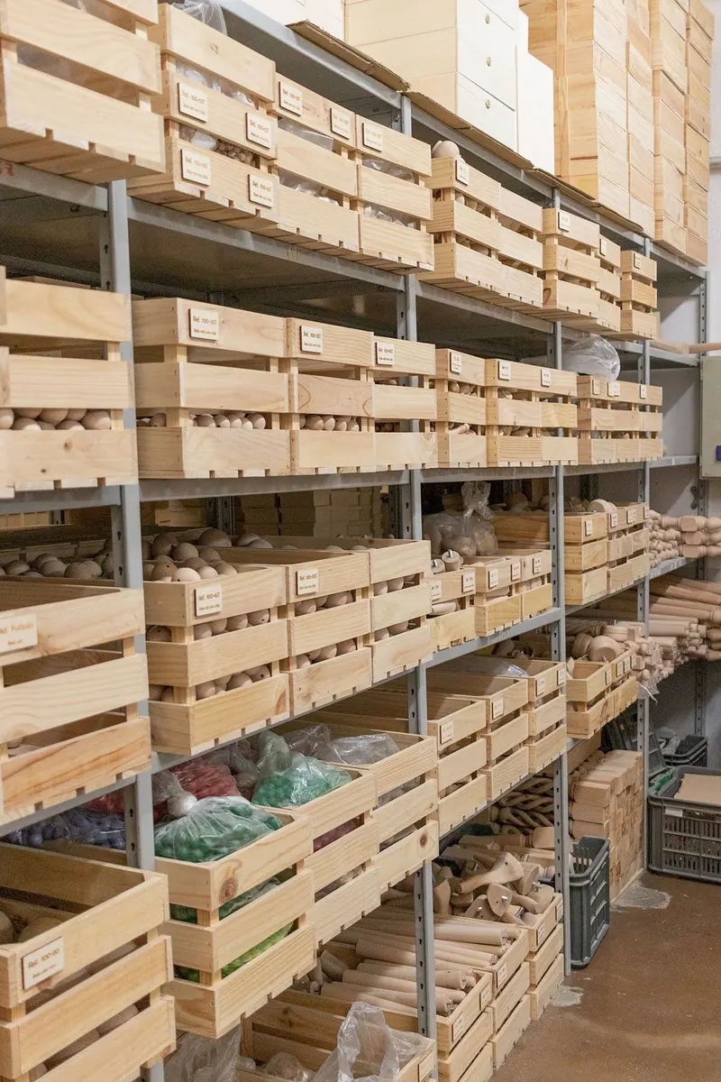 Estanterías metálicas llenas de cajas de madera