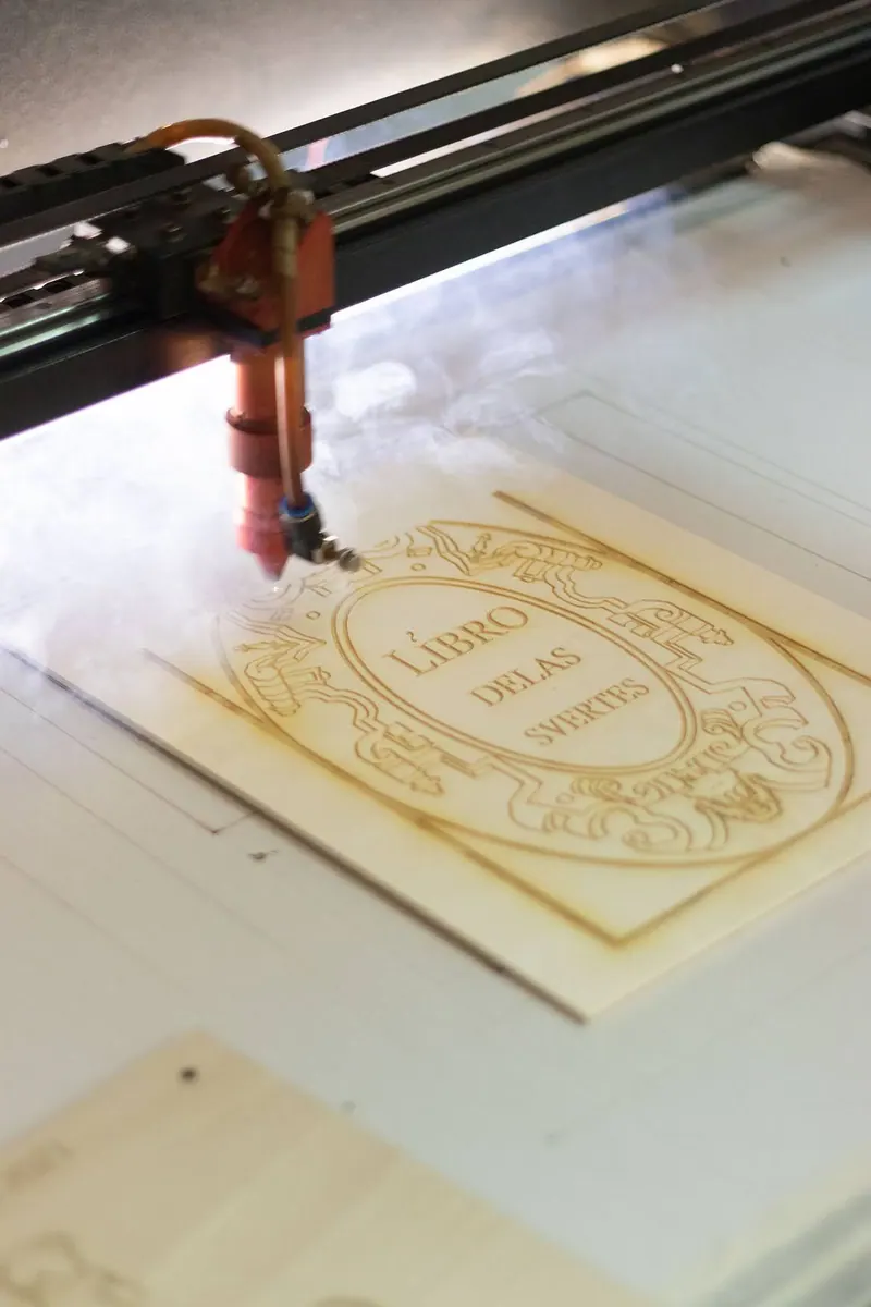 Láser grabando un libro de firmas de madera