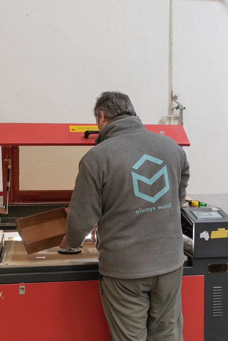 Operario trabajando en la máquina láser