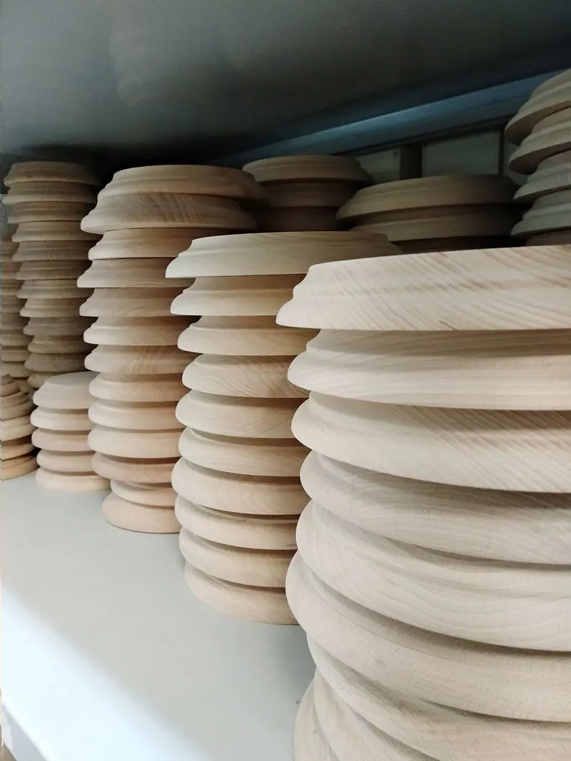 Columnas de peanas de madera apiladas en el almacén