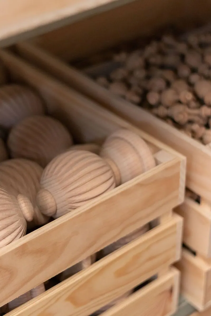 Cajas de madera con remates torneados