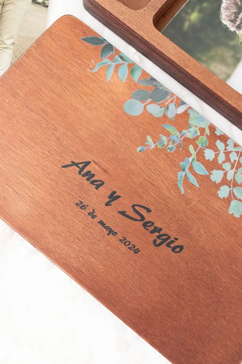 Tapa de madera grabada con los nombres de los novios y la fecha