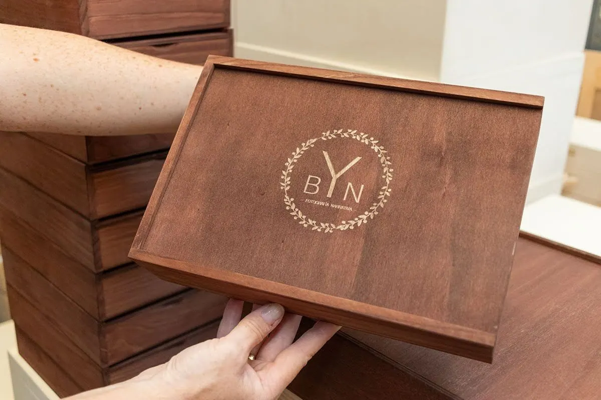 Caja de madera de nogal con un logo grabado a láser en la tapa